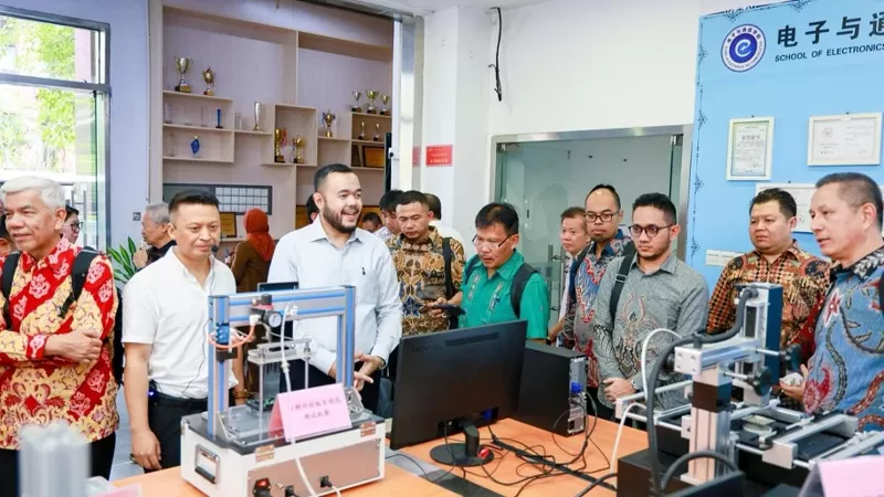Wali Kota Padang, Fadly Amran bersama delegasi Program Unggulan Padang Juara menghadiri kunjungan balasan di Guangdong Construction Vocational Technology Institute (Qingyuan Campus), Guangzhou, China, Senin (6/7/2026), untuk memperkuat kerja sama pendidikan dan pengembangan program beasiswa internasional. (Dok. Prokopim)