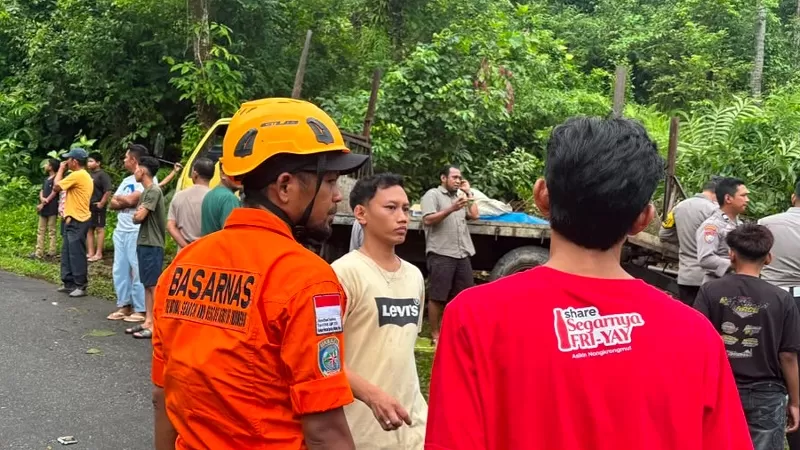 Tim SAR gabungan mengevakuasi kernet truk yang meninggal dunia setelah terlindas saat truk bermuatan besi tidak kuat menanjak di Tanjakan Barangan, Kuranji, Kabupaten Padang Pariaman, Selasa (7/7/2026) pagi. (Dok. Basarnas)