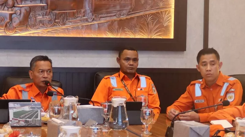 Kepala KAI Divre II Sumbar, Lutfi Wijaya memimpin Rapat Safety Committee Perdana Juli 2026 yang diikuti jajaran manajemen, Tim Safety Committee Divre II Sumbar, dan Tim Keselamatan Kantor Pusat KAI di Ruang Rapat Buya Hamka, Selasa (7/7/2026) pagi. (Dok. KAI)