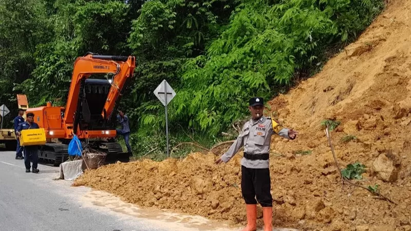 Alat berat DPUPR Kota Padang bersama BMCKTR Sumbar melakukan pembersihan material longsor yang menutup separuh badan jalan di kawasan Gunung Padang, Rabu (8/7/2026) siang. Penanganan cepat membuat akses kendaraan kembali normal. (Dok. PUPR)