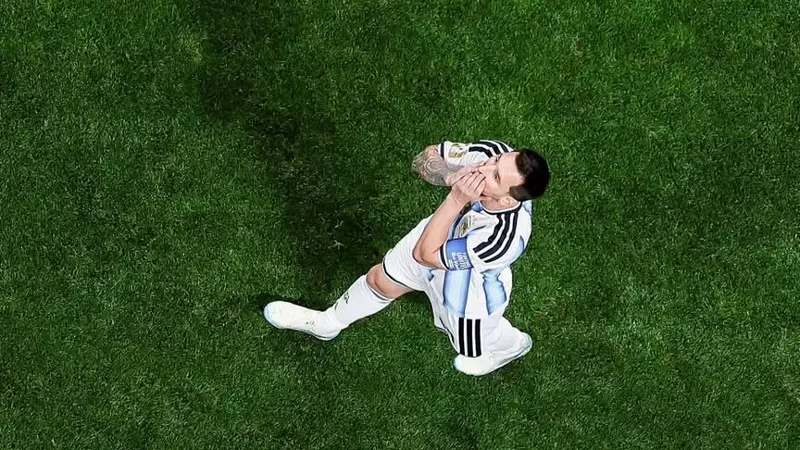 Kapten tim Argentina, Lionel Messi menunjukkan ekspresi emosional seusai timnya membalikkan keadaan dan mengalahkan Mesir 3-2 pada babak 16 besar Piala Dunia. Pertandingan tersebut diwarnai kontroversi keputusan wasit dan VAR yang memicu perdebatan di kalangan pencinta sepak bola. (Dok. Football Sports)