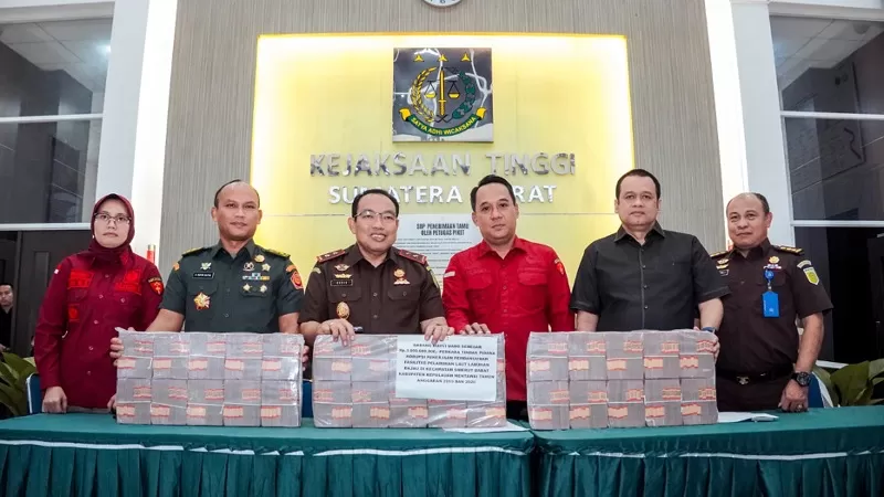 Jajaran Kejaksaan Tinggi Sumatera Barat (Kejati Sumbar) memperlihatkan barang bukti uang tunai yang disita dalam penanganan perkara dugaan korupsi saat konferensi pers, Rabu (8/7/2026) sore. Penyitaan tersebut merupakan bagian dari proses penyidikan untuk mengamankan barang bukti dan mendukung upaya pemulihan kerugian keuangan negara. (Dok. Penkum)