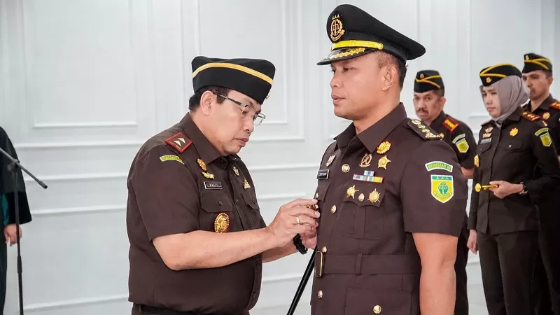 Kepala Kejaksaan Tinggi Sumatera Barat (Kajati Sumbar), Dedie Tri Hariyadi, memimpin pelantikan dan pengambilan sumpah jabatan Asisten Pidana Militer (Aspidmil) Kejati Sumbar di Aula Baharudin Lopa, Rabu (8/7/2026) siang. Pelantikan tersebut menjadi bagian dari upaya memperkuat sinergi Kejaksaan dengan TNI dalam penegakan hukum pidana militer. (Dok. Penkum)