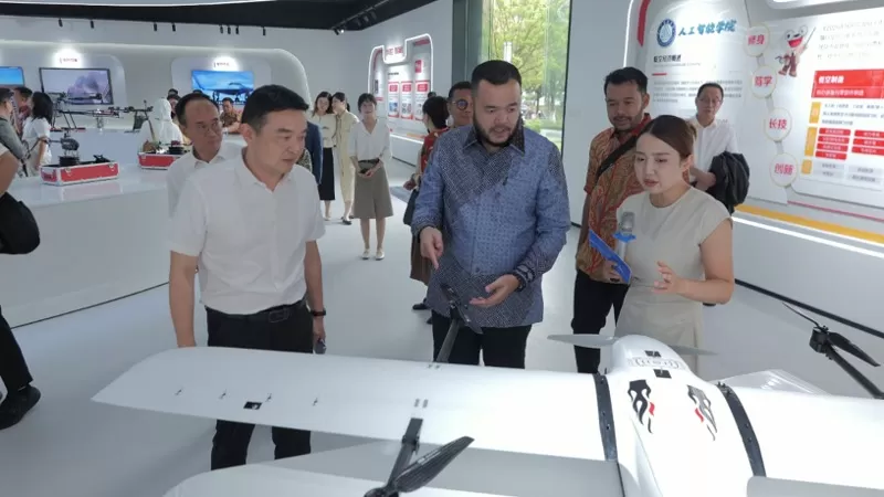 Wali Kota Padang, Fadly Amran mengikuti pertemuan lanjutan bersama pimpinan Foshan Polytechnic di China untuk memperkuat Program Padang Juara melalui kerja sama beasiswa luar negeri dan dual degree. (Dok. Prokopim)