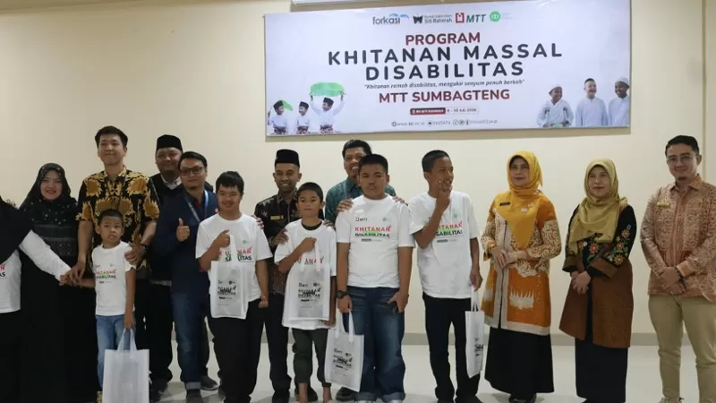 Kepala Bidang Pelayanan Kesehatan Dinas Kesehatan Kota Padang, Irwandi, bersama IZI Sumatera Barat, MTT Sumbagteng, dan Rumah Sakit Islam Siti Rahmah menghadiri pelaksanaan Khitan Massal Disabilitas Tahun 2026 di Padang, Kamis (9/7/2026). (Dok. Dinkes)