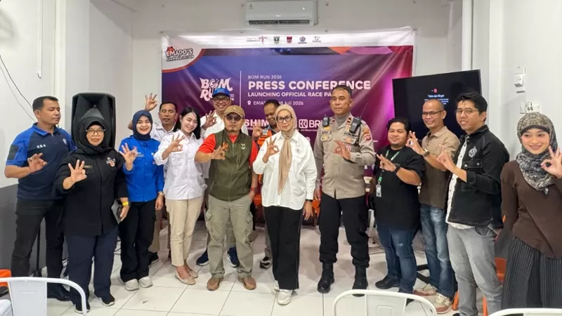 Sekretaris BOMRun 2026, Adril Syukri bersama Ketua Pelaksana BOMRun 2026 Revdi Iwan Syahputra, Wakil Ketua TP-PKK Kota Padang sekaligus perwakilan IKASMAN 3 Sri Hayati, dan Ketua Umum Pelaksana Hari Jadi Kota Padang ke-357 Corri Saidan saat konferensi pers di Emado's Padang, Rabu (8/7/2026), terkait penyelenggaraan BOMRun 2026 sebagai salah satu agenda utama Hari Jadi Kota Padang. (Dok. Kominfo)