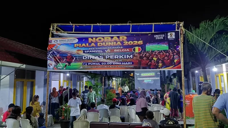 Kegiatan nobar Piala Dunia 2026 bersama penghuni hunian sementara (Huntara) Lubuk Buaya, Sabtu (11/7/2026) dini hari yang diselenggarakan Dinas Perumahan Rakyat dan Kawasan Pemukiman (DPRKP) Padang. Dalam kesempatan tersebut, sebanyak 109 kepala keluarga juga menerima bantuan masing-masing beras 5 kilogram. (Dok. DPRKP Padang)