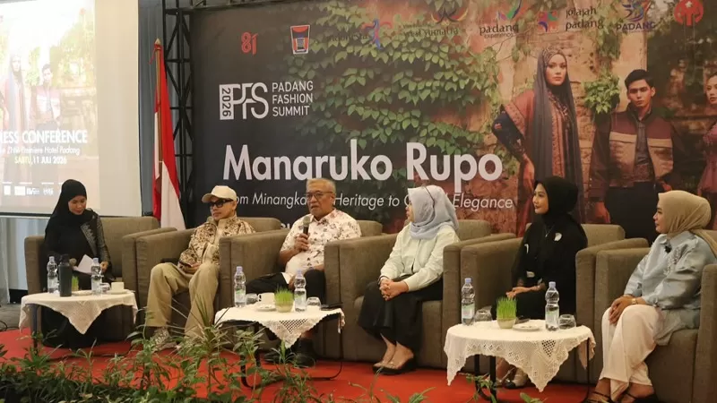 Kepala Disnakerin Kota Padang sekaligus Ketua Harian Dekranasda Kota Padang, Ferri Erviyan Rinaldy, bersama Staf Ahli Dekranasda Kota Padang, Fomalhaut Zamel, memberikan keterangan kepada awak media terkait penyelenggaraan Padang Young Design Competition (PYDC) 2026 sebagai bagian dari Padang Fashion Summit 2026 di ZHM Premier Hotel Padang, Sabtu (11/7/2026). (Dok. Disnakerin)