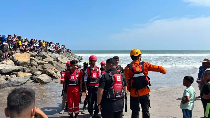 Personel Tim SAR Gabungan melakukan pencarian seorang remaja berusia 14 tahun yang dilaporkan tenggelam setelah terseret ombak di Pantai Muaro Putuih, Kecamatan Tanjung Mutiara, Kabupaten Agam, Rabu (15/7/2026) siang. (Dok. Basarnas)