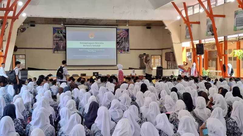Petugas BPBD Kota Padang menyampaikan materi mitigasi, kesiapsiagaan, jalur evakuasi dan penyelamatan diri kepada peserta didik baru dalam kegiatan MPLS di sejumlah sekolah di Kota Padang, Rabu (15/7/2026) siang. (Dok. Pusdalops PB)