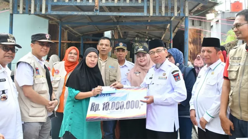 Wakil Wali Kota (Wawako) Padang, Maigus Nasir menyerahkan bantuan kepada dua kepala keluarga korban kebakaran di Jalan Karang Putih, Kelurahan Batu Gadang, Kecamatan Lubuk Kilangan, Rabu (15/7/2026). Bantuan yang disalurkan meliputi BSTT, bantuan Baznas Kota Padang, paket kebutuhan pokok dari BPBD, serta sembako dari Pemerintah Kecamatan Lubuk Kilangan. (Dok. Prokopim)