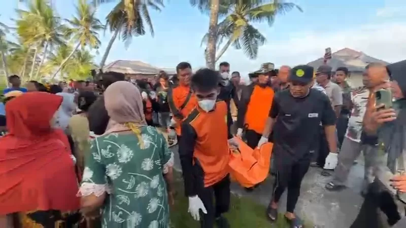 Personel Tim SAR Gabungan mengevakuasi Berkat Saputra Lavau (14) setelah ditemukan meninggal dunia sekitar 5,90 mil laut dari lokasi awal tenggelam di Pantai Muaro Putuih, Kabupaten Agam, Kamis (16/7/2026) pagi. (Dok. Basarnas)