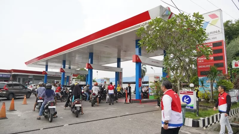Antrean kendaraan mengisi BBM di SPBU. (Dok. PPN Sumbagut)