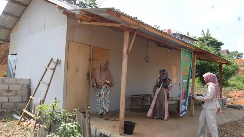 Penyintas banjir bandang dan tanah longsor Batu Busuak mulai menempati 18 unit Hunian Sementara Layak Huni (Hunsela) yang dibangun melalui kolaborasi Pemko Padang bersama DPP IKA Unand, Universitas Baiturrahmah, FMIPA Unand, Asosiasi Perempuan Peduli Bencana, serta para donatur di kawasan Rimbo Panjang dan Gerbang Langit, Jumat (17/7/2026) siang. (Dok. Diskominfo)