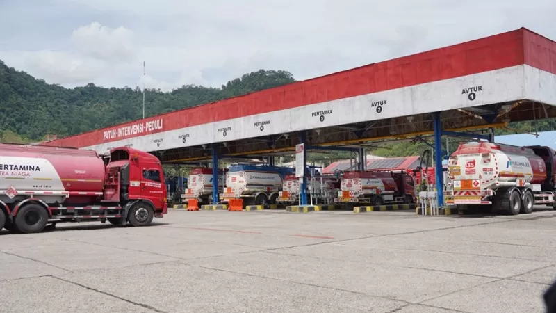 Mobil tangki Pertamina mendistribusikan BBM sebagai bagian dari penguatan monitoring operasional Pertamina Patra Niaga Regional Sumbagut untuk menjaga keandalan pasokan energi di Aceh, Riau, Kepulauan Riau, termasuk melalui Jalinsum. (Dok. PPN Sumbagut)