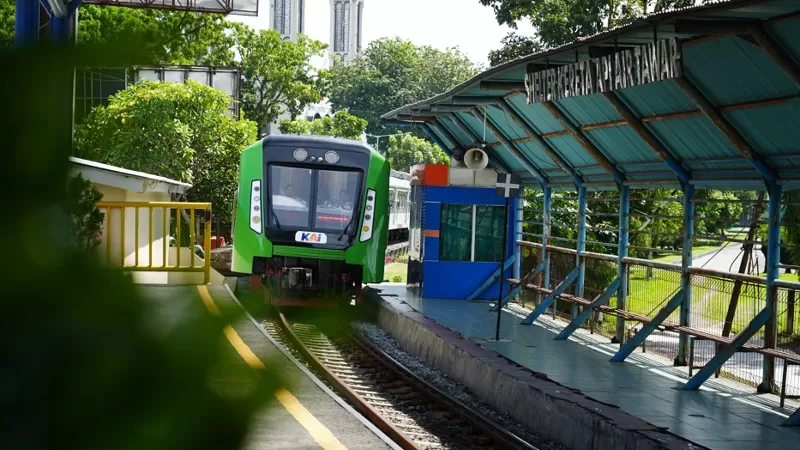 Kereta api milik KAI Divre II Sumbar melayani perjalanan penumpang di jalur rel Sumatera Barat yang memiliki sejarah panjang sekaligus berpotensi mendukung konektivitas, pariwisata dan distribusi logistik. (Dok. KAI)