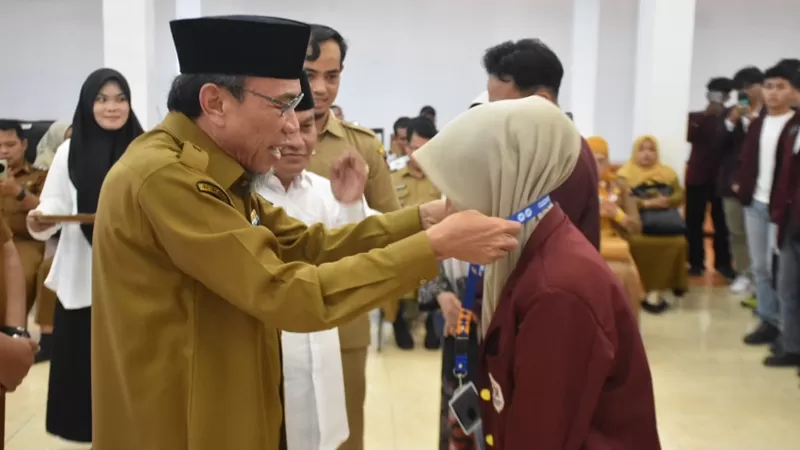 Wakil Wali Kota (Wawako) Padang, Maigus Nasir, secara resmi melepas 345 mahasiswa KKN UIN Imam Bonjol Padang di Palanta Rumah Dinas Wali Kota, Senin (20/7/2026). Mahasiswa akan menjalankan KKN selama satu bulan di Kecamatan Kuranji dan Koto Tangah dengan mendukung Program Smart Surau. (Dok. Prokopim)
