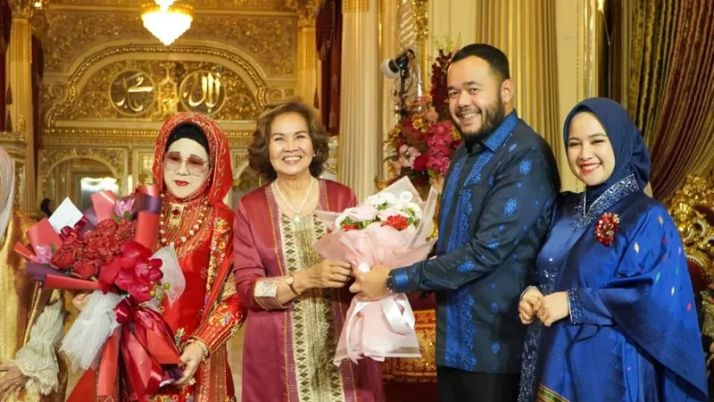 Wali Kota Padang, Fadly Amran bersama Ketua Dekranasda Kota Padang, Dian Puspita menghadiri Gala Dinner dan Ramah Tamah Indonesia Fashion Chamber (IFC) di Rumah Gadang Baiturrahmah, Senin (20/7/2026). Dalam kesempatan itu, Pemko Padang menegaskan komitmennya mengembangkan sektor fashion sebagai bagian dari strategi menuju Kota Gastronomi Dunia. (Dok. Prokopim)