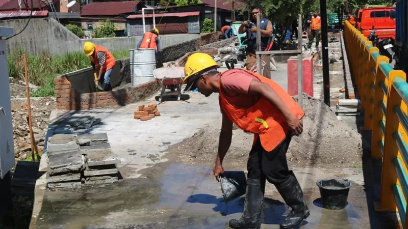 Pembenahan jalur hijau serta pemasangan perangkap sampah permanen di kawasan Batang Arau, Selasa (21/7/2026), sebagai bagian dari persiapan Hari Jadi Kota (HJK) ke-357 tahun. (Dok. Diskominfo)