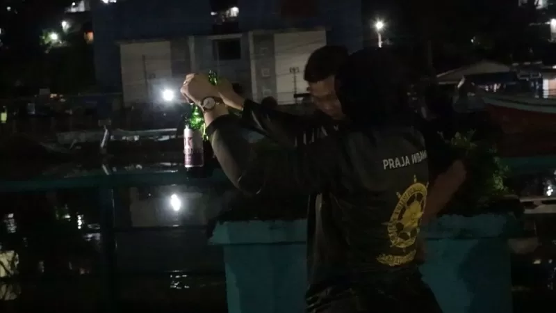 Petugas Satpol PP Kota Padang menggelar patroli rutin penegakan Perda nomor 1 tahun 2025 di sejumlah warung, kafe, dan ruang publik pada Rabu dini hari, 22 Juli 2026. Dalam kegiatan tersebut, petugas mengamankan barang bukti dan melakukan pendataan terhadap pengunjung yang tidak memiliki identitas. (Dok. Satpol PP Padang)