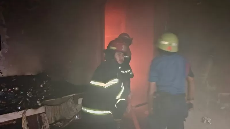 Sebanyak lima armada dan 75 personel Dinas Damkar Kota Padang dikerahkan untuk memadamkan kebakaran rumah milik pensiunan ASN di Komplek Wisma Indah III, Parupuk Tabing, Kecamatan Koto Tangah pada Rabu (22/7/2026) sore. (Dok. Padang Fire Fighter)