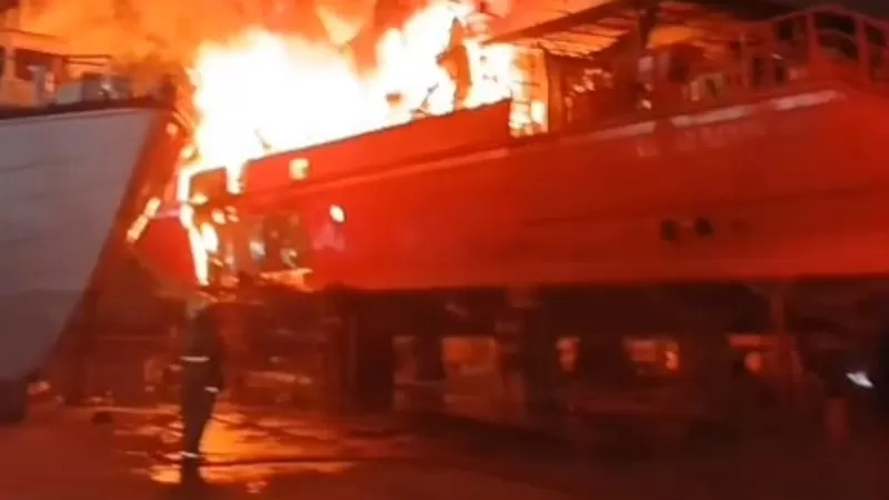 Petugas pemadam kebakaran melakukan proses pemadaman kebakaran yang terjadi pada KN SAR Ramawijaya 240 saat menjalani docking di galangan PT Proskuneo Kadarusman, Jakarta, Rabu (22/7/2026) malam. (Dok. Sudin Damkar Jakarta Utara)