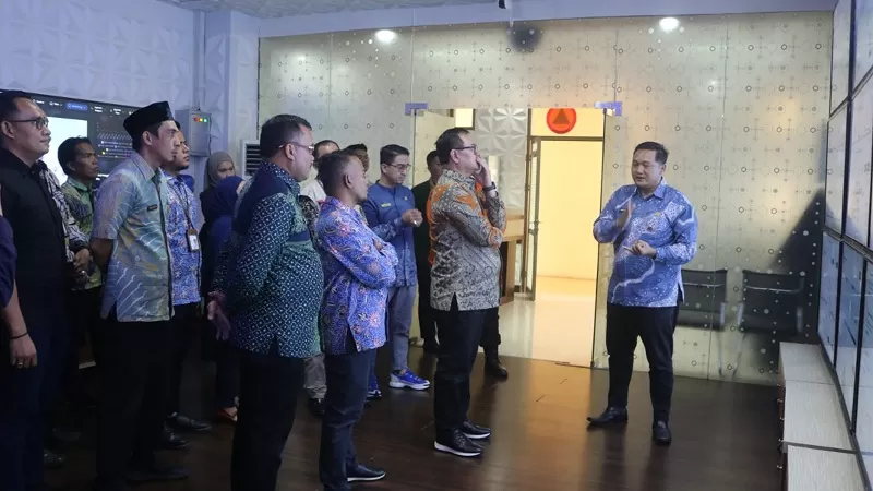 Pimpinan Ombudsman RI Manager Nasution didampingi Kepala Perwakilan Ombudsman Sumatera Barat Adel Wahidi meninjau langsung Padang Command Center (PCC) Kota Padang di Lantai II Balai Kota Padang, Aie Pacah, Kamis (23/7/2026) siang. Dalam kunjungan tersebut, Ombudsman memberikan apresiasi terhadap sistem pelayanan publik berbasis teknologi yang dinilai mampu memberikan kepastian layanan bagi masyarakat. (Dok. Prokopim)
