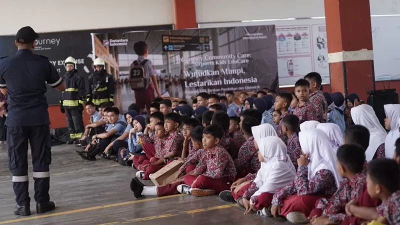 Ratusan siswa mengikuti program Injourney Community Care di Bandara Internasional Minangkabau, Kamis (23/7/2026), dalam rangka Hari Anak Nasional. Mereka diajak mengenal dunia aviasi, berbagai profesi di bandara, serta mengikuti simulasi memarkirkan pesawat dan memadamkan api. (Dok. BIM)