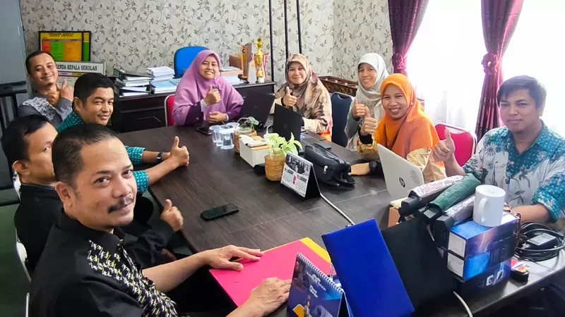 Tim Pengabdian Masyarakat Politeknik Negeri Padang melatih peserta menggunakan aplikasi FET sebagai solusi penyusunan jadwal pembelajaran yang lebih efektif dan minim benturan di SMP Adzkia Padang. (Dok. TI PNP)