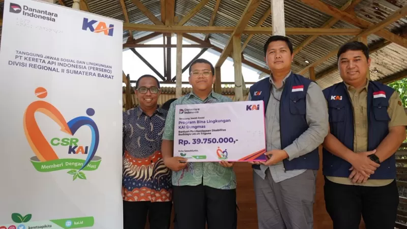 PT KAI Divre II Sumbar menyerahkan bantuan Program TJSL berupa pemberdayaan penyandang disabilitas melalui budidaya lebah trigona dan revitalisasi lapangan olahraga SMAN 3 Kota Sawahlunto, Jumat (24/7/2026) sore. (Dok. KAI)