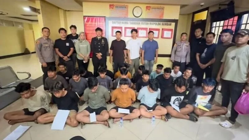 Petugas Ditreskrimsus Polda Sumbar mengamankan 21 orang yang diduga berperan sebagai promotor atau penyebar tautan judi online dalam operasi serentak di tiga lokasi di Kota Padang, Jumat (24/7/2026) dini hari. (Dok. Ditreskrimsus)