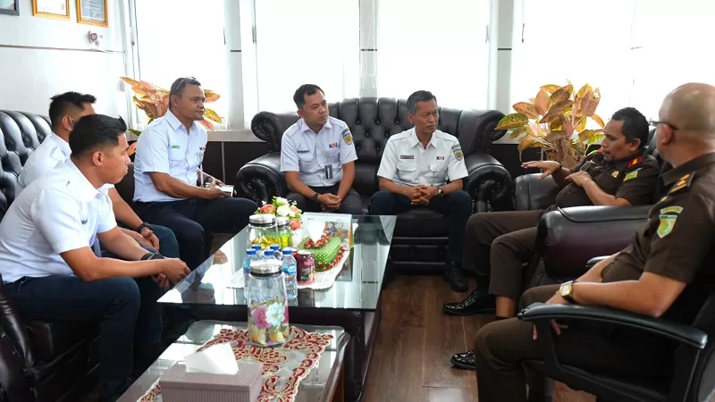 Kepala KAI Divre II Sumbar Lutfi Wijaya bersama Kepala Kejaksaan Negeri Bukittinggi, Djamaluddin dan jajaran saat audiensi penguatan sinergi kelembagaan di Kantor Kejaksaan Negeri Bukittinggi, Senin (27/7/2026) siang. (Dok. KAI)
