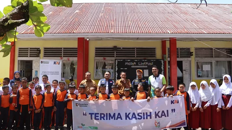 KAI Divre II Sumbar menyerahkan bantuan Program TJSL kepada lima penerima manfaat di Sumatera Barat pada Senin (27/7/2026), meliputi sektor pendidikan, sosial, keagamaan dan lingkungan. (Dok. KAI)