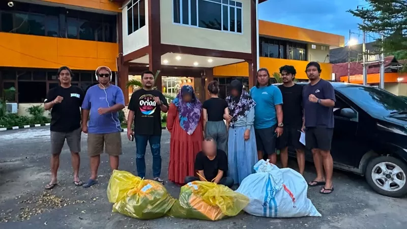 Tiga tersangka kasus pencurian lintas provinsi asal Sumatera Utara (Sumut) diamankan Satreskrim Polresta Padang bersama sejumlah barang bukti hasil dugaan pencurian dari beberapa toko di Kota Padang. (Dok. Tim Klewang)