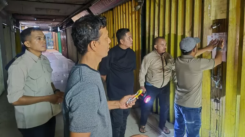 Jajaran UPTD Pasar Raya Dinas Padang menyegel 44 petak toko di kawasan Pasar Raya Barat setelah wajib retribusi tidak menindaklanjuti SP 1, SP 2 dan SP 3. Penertiban diikuti meningkatnya pembayaran tunggakan oleh pedagang. (Dok. Disdag Padang)