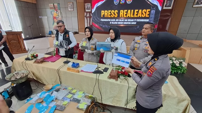 Bidang Hubungan Masyarakat (Bid Humas) dan Direktorat Reserse Kriminal Khusus (Ditreskrimsus) Polda Sumbar menyampaikan hasil pengungkapan kasus dugaan penyebaran tautan judi online saat konferensi pers di Mapolda Sumbar, Rabu (29/7/2026) siang. Dalam perkara tersebut, polisi mengamankan 21 orang dan menyita sejumlah barang bukti, di antaranya puluhan telepon seluler (ponsel), kartu SIM, akun m-banking, dompet digital, serta satu laptop yang diduga digunakan untuk mempromosikan situs perjudian. (Dok. Sumbar Daily)