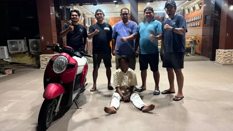 Tersangka berinisial DJ, seorang buruh harian lepas yang diduga sebagai pelaku pencurian kendaraan bermotor, diamankan Satreskrim Polresta Padang bersama barang bukti Honda Scoopy hitam dalam pengungkapan kasus curanmor. (Dok. Tim Klewang)