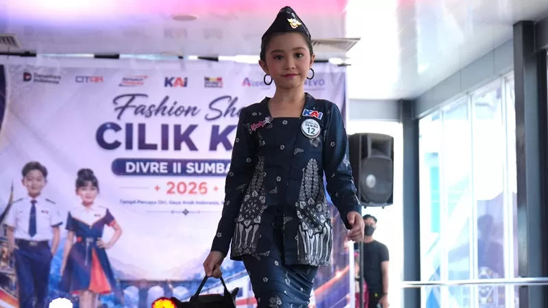 Peserta Fashion Show Cilik tampil di atas panggung pada kegiatan yang digelar KAI Divre II Sumbar di Sky Bridge Stasiun Bandara Internasional Minangkabau, Rabu (29/7/2026), sebagai bagian dari inovasi pelayanan yang menghadirkan ruang publik ramah keluarga. (Dok. KAI)