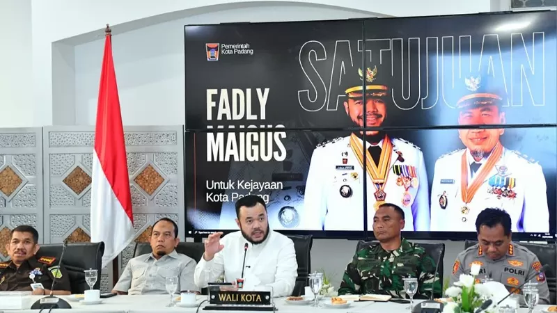Wali Kota Padang, Fadly Amran memimpin rapat teknis persiapan Hari Jadi Kota Padang ke-357 di Gedung Putih Kediaman Resmi Wali Kota Padang, Rabu (29/7/2026). Rapat membahas kesiapan agenda, pengamanan, rekayasa lalu lintas, kebersihan, pelayanan tamu, serta koordinasi lintas instansi. (Dok. Diskominfo Padang)