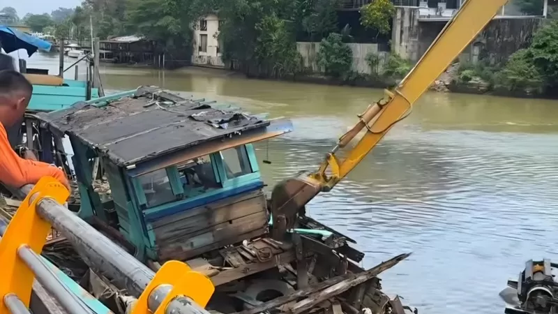Petugas melakukan pembongkaran bangkai kapal di sepanjang Sungai Batang Arau, Kelurahan Batang Arau, Kecamatan Padang Selatan, Kota Padang, Kamis (30/7/2026) siang. Pembongkaran dilakukan untuk mendukung kelancaran Selaju Sampan sekaligus menjaga kebersihan sungai. (Dok. Diskominfo Padang)