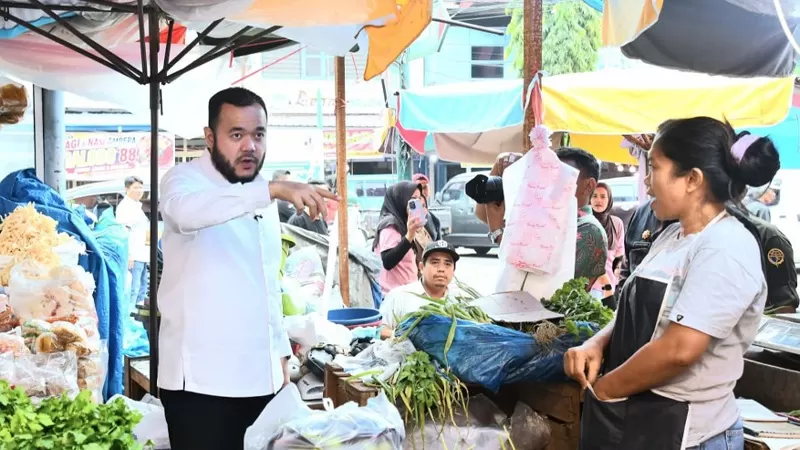 Wali Kota Padang, Fadly Amran didampingi sejumlah Kepala Organisasi Perangkat Daerah (OPD) meninjau progres revitalisasi basement Blok III Pasar Raya Padang, Kamis (30/7/2026) siang. Pembenahan dilakukan sebagai tahap awal relokasi pedagang dari badan jalan ke dalam bangunan pasar. (Dok. Diskominfo)