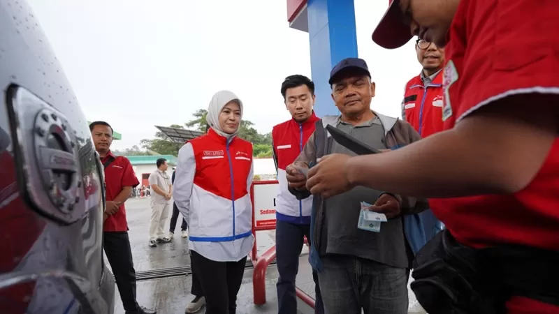 Dewan Komisaris Pertamina Patra Niaga Panel Barus bersama Direktur Transformasi, Digitalisasi & Sustainability Pertamina Patra Niaga Tenny Elfrida melakukan Management Walkthrough di lima SPBU di Sumatera Utara (Sumut) guna memastikan operasional, pelayanan, serta stok dan distribusi BBM tetap berjalan optimal. (Dok. PPN Sumbagut)