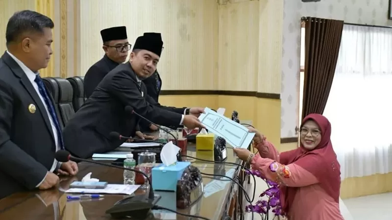 Penyampaian jawaban pemerintah daerah setelah seluruh fraksi DPRD menyampaikan pandangan akhirnya dalam Rapat Paripurna yang berlangsung di Aula Utama DPRD Kabupaten Agam, Rabu (1/7/2026).