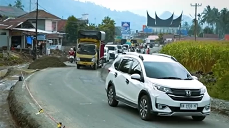 Preservasi Jalan Nasional ruas Padang Aro-Batas Jambi dengan fokus pada pelebaran badan jalan, pembangunan trotoar, serta perbaikan sistem drainase untuk meningkatkan keselamatan dan kenyamanan pengguna jalan. (Foto: BPJN Sumbar)