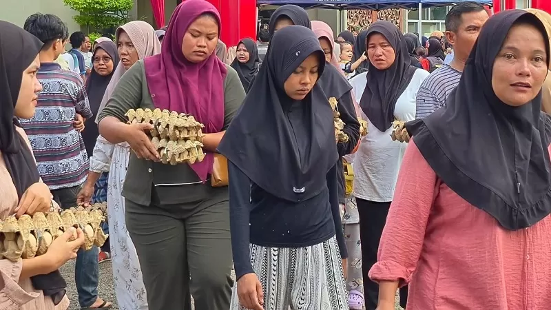 Pemerintah Kabupaten Agam bersama PT Charoen Pokphand Jaya Farm menyalurkan 15.000 butir telur gratis kepada masyarakat melalui program Corporate Social Responsibility (CSR) sebagai langkah membantu pengendalian inflasi daerah sekaligus mendukung pemenuhan kebutuhan pangan bergizi bagi warga. (Foto: Pemkab Agam)