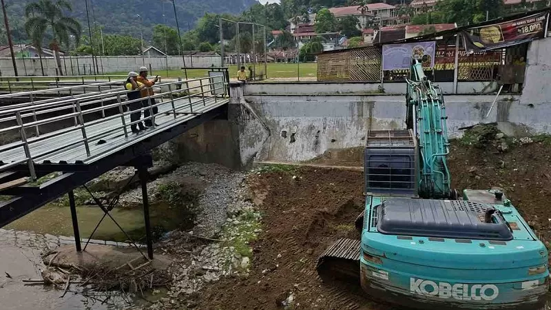 Pemerintah Kota Sawahlunto melakukan pembersihan sedimen di aliran Batang Lunto sebagai upaya menjaga kebersihan, kelestarian lingkungan, sekaligus mempertahankan kenyamanan kawasan pusat Kota Tua Sawahlunto yang berstatus sebagai warisan dunia UNESCO. (Foto: Pemko Sawahlunto)