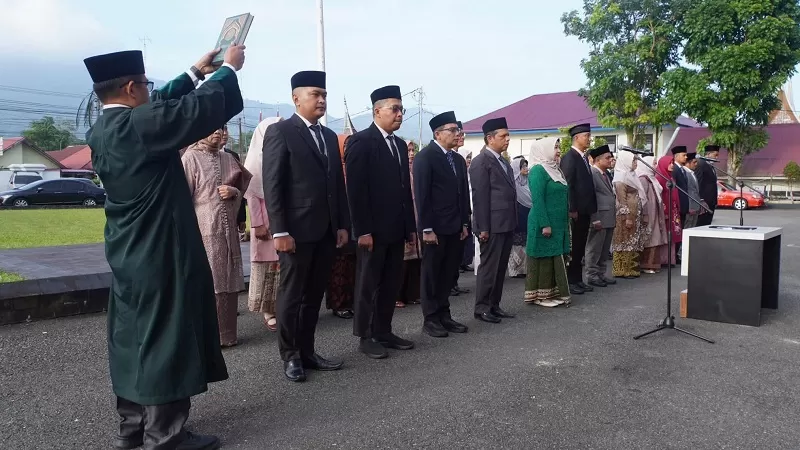 Pelantikan yang berlangsung di halaman Balai Kota pada Selasa (14/7/2026) tersebut dipimpin Wali Kota Hendri Arnis. (Foto: Pemko Padang Panjang)