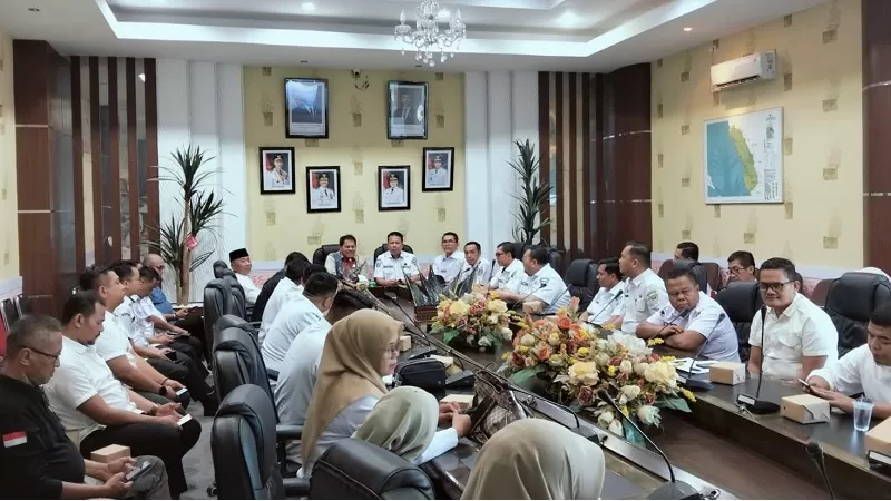 Rapat koordinasi digelar di Ruang Rapat Bupati pada Rabu (15/7/2026) dan dihadiri Ketua DPRD Pesisir Selatan Darmansyah, Sekretaris Daerah H. Zainal Arifin, S.K.M., M.Kes., Staf Ahli Bupati Gunawan, Kepala Dinas Pemberdayaan Masyarakat dan Desa (DPMD) Mar Alamsyah, Kepala Dinas Kominfo Wendi, serta sejumlah kepala organisasi perangkat daerah terkait. (Foto: Pemkab Pessel)