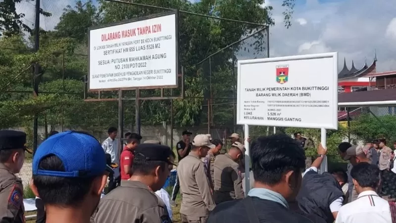 Pemasangan plang berlangsung pada Rabu (22/7/2026) dan melibatkan personel Satpol PP Kota Bukittinggi bersama unsur TNI dan Polri. (Foto: Pemko Bukittinggi)