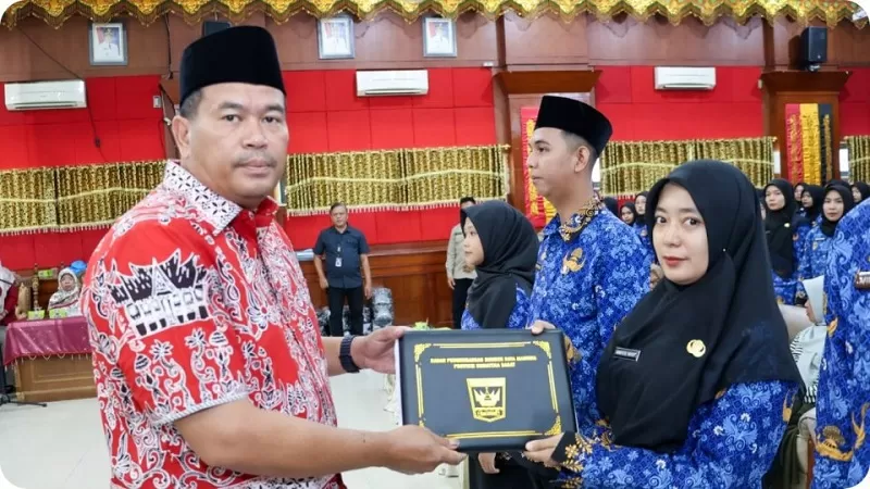 Sebanyak 150 Pegawai Negeri Sipil (PNS) resmi menerima Surat Keputusan (SK) sekaligus diambil sumpahnya oleh Wali Kota Pariaman, Yota Balad, dalam acara yang digelar di Aula Balaikota Pariaman, Jumat (24/7/2026). (Foto: Pemko Pariaman)